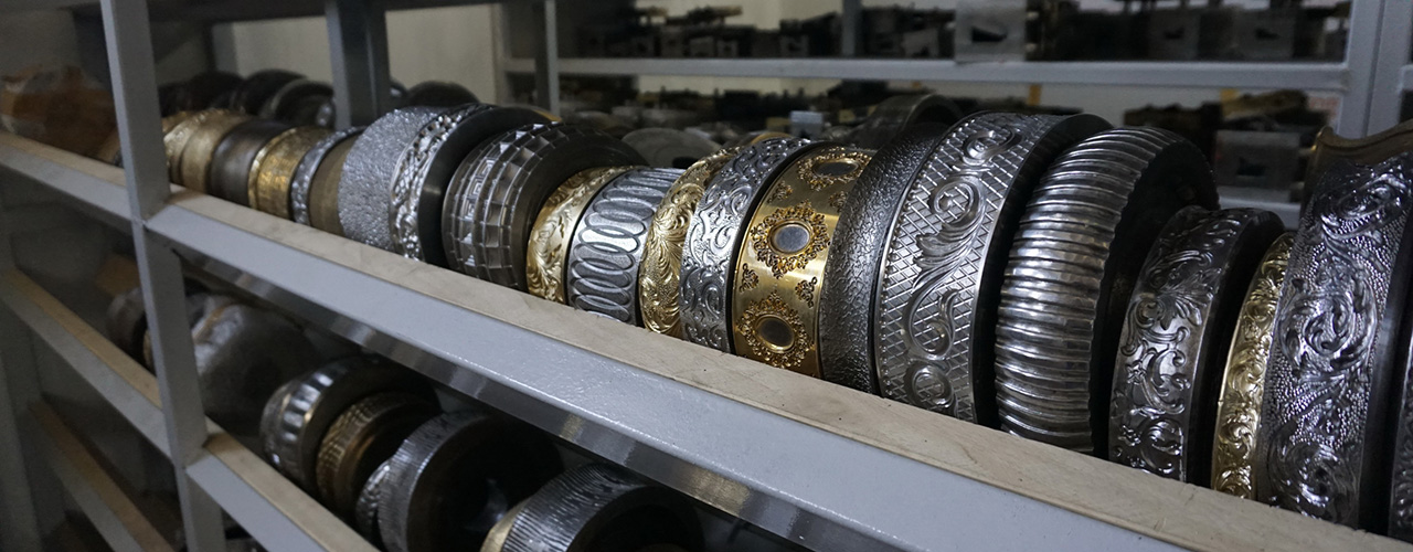 Dörtdivan’ın farklı desenlere sahip metal motif kalıpları